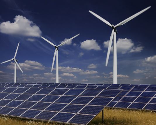 Eolienne et panneaux solaires